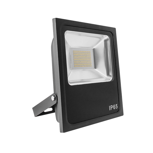 Proyector Trent fabricado en aluminio color negro, luz cálida 3000K ideal para jardines