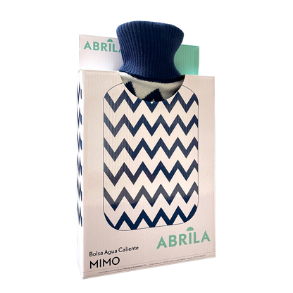 Acogedora bolsa de agua caliente azul con funda textil, ideal para interior.