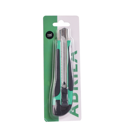 Cúter ergonómico verde y negro ideal para ferretería