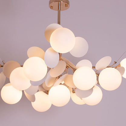 Lámpara de Techo AKIRA 93 cm Dorado y Blanco Interlusa instalada en ambiente decorativo de salón o dormitorio | Interlusa