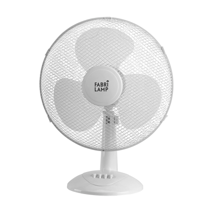 Ventilador de sobremesa Cape pequeño blanco de Fabrilamp, con tres aspas y dos velocidades.