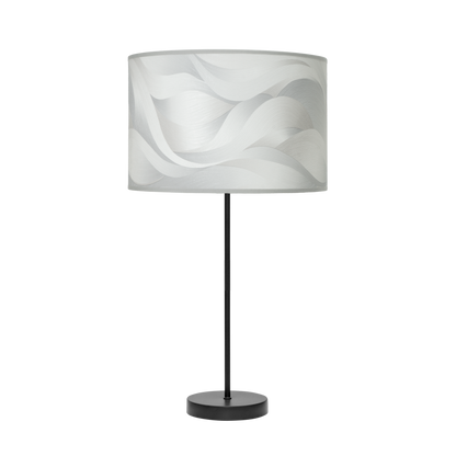 Lámpara fabricada en metal color negro y pantalla textil gris, ideal para iluminación interior