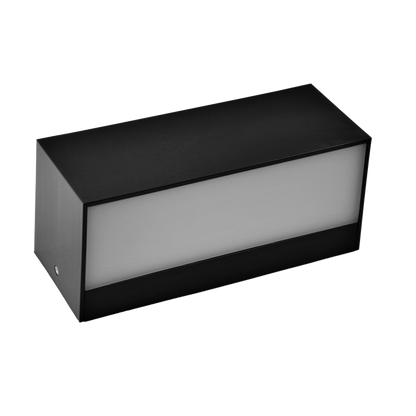 Aplique Masala fabricado en ABS/Policarbonato color Negro, ideal para iluminación exterior duradera