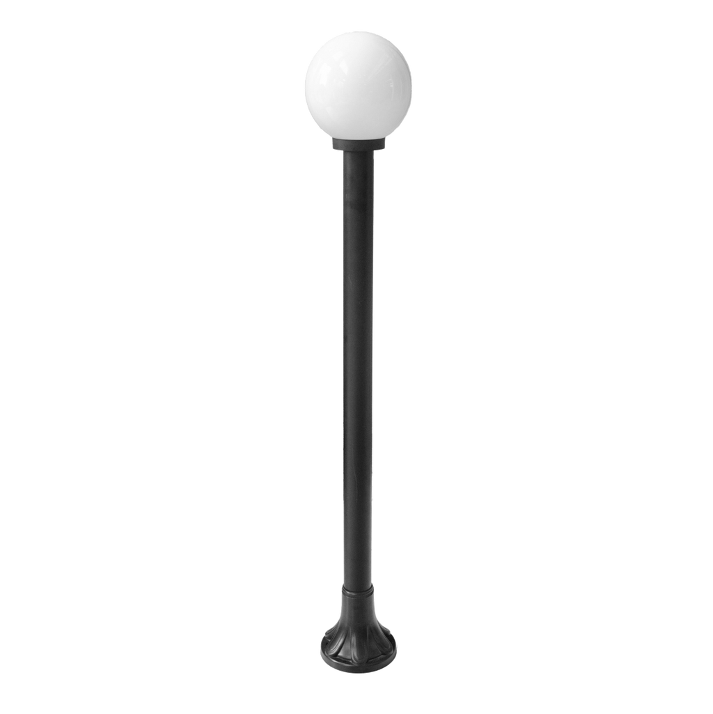 Farola exterior Abanto negra de Fabrilamp, diseño moderno y resistente a la intemperie. Ideal para jardines y patios.