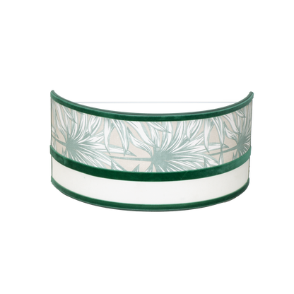 Aplique Caledonia fabricado en metal color blanco con pantalla textil y ribete verde