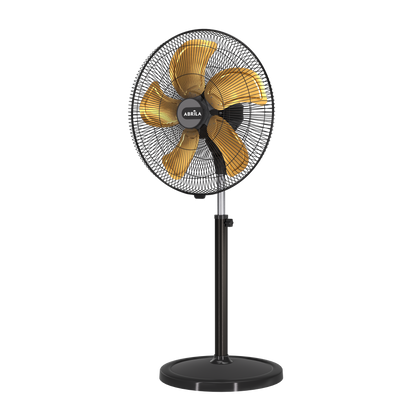Ventilador de pie fabricado en metal color negro y aspas color oro mate