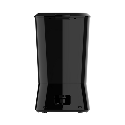 Cafetera de goteo PECAS en un ambiente de cocina, lista para usar