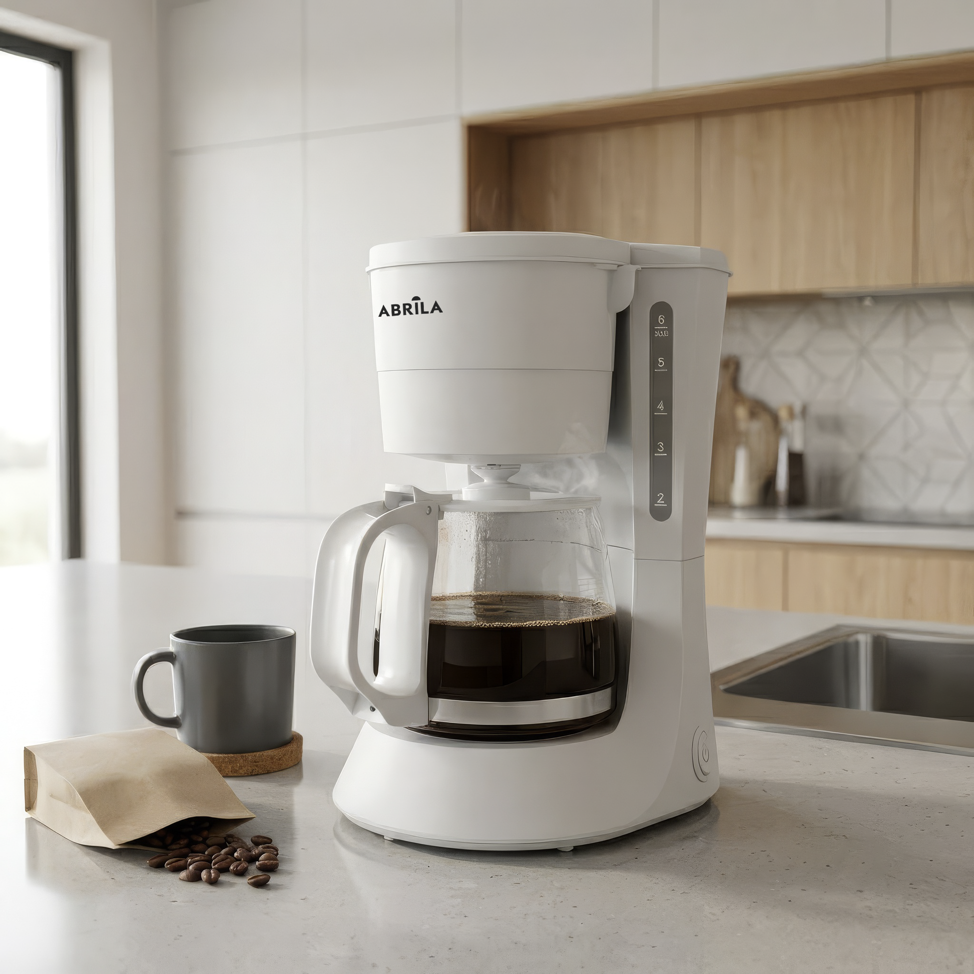 Cafetera de goteo XENA blanca en detalle con visor de nivel de agua y botón de encendido
