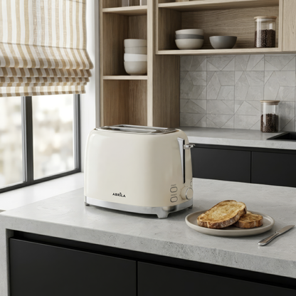 Tostador YUKA beige en un ambiente de cocina nórdica, destacando su integración estética