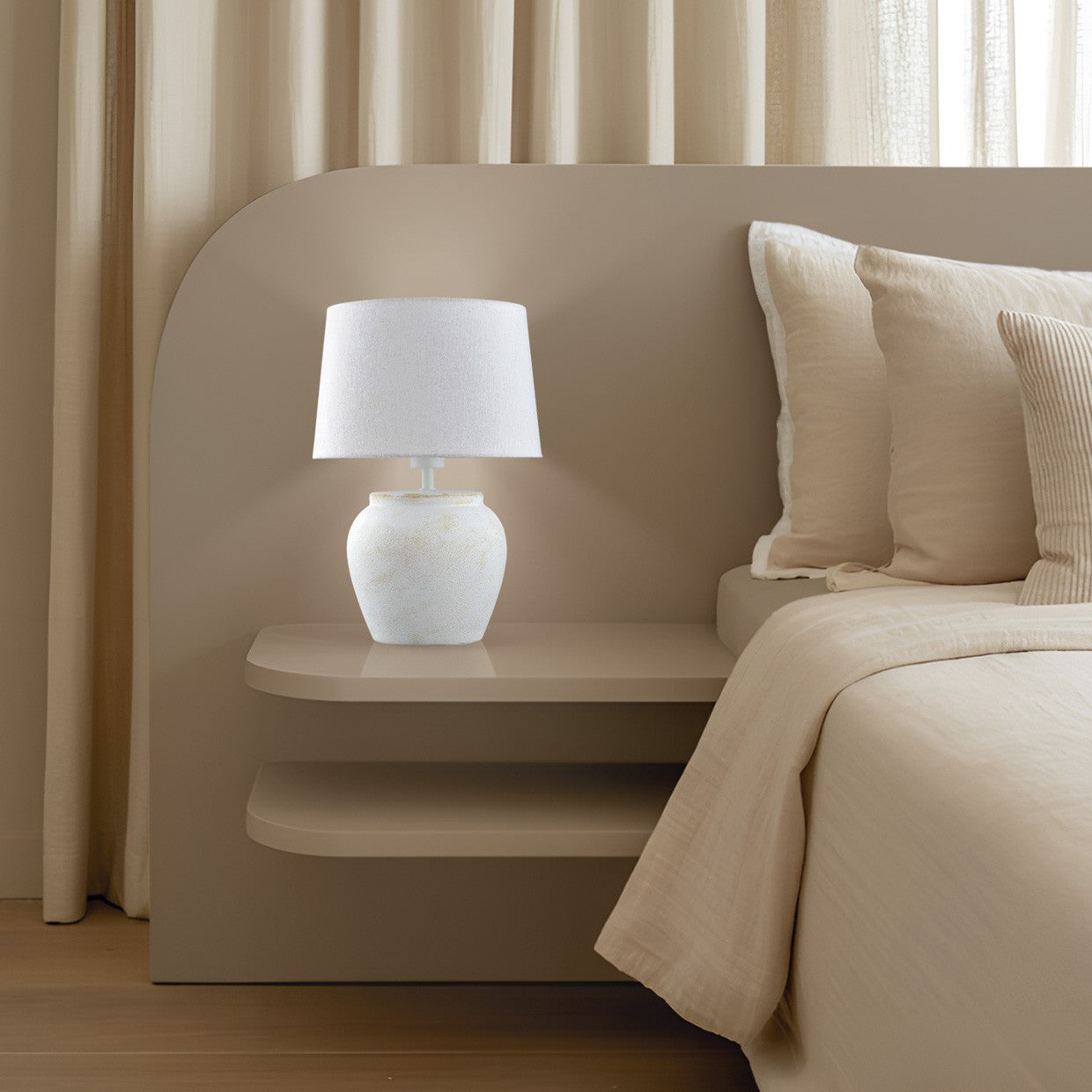 Rinconera Bogetta blanca en ambiente de salón decorado - ALEMAR