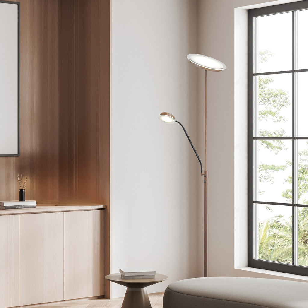 Pie de salón LED Daya en ambiente de salón moderno - Vista lateral