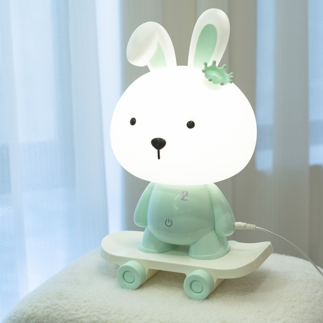 Detalle interruptor táctil y regulador de la lámpara sobremesa infantil conejo azul ALEMAR - Vista lateral