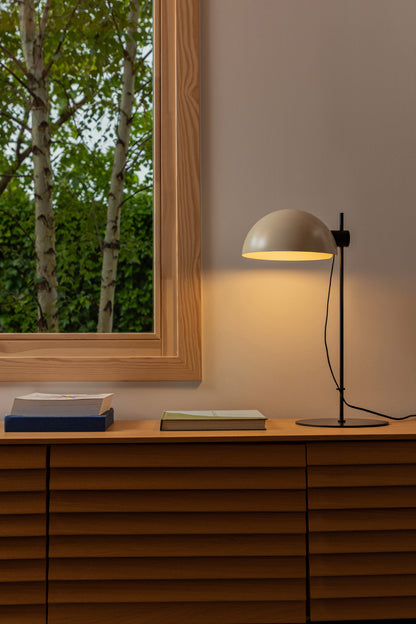 Lámpara DOMINICA fabricada en acero color beige, ideal para iluminar tu mesa