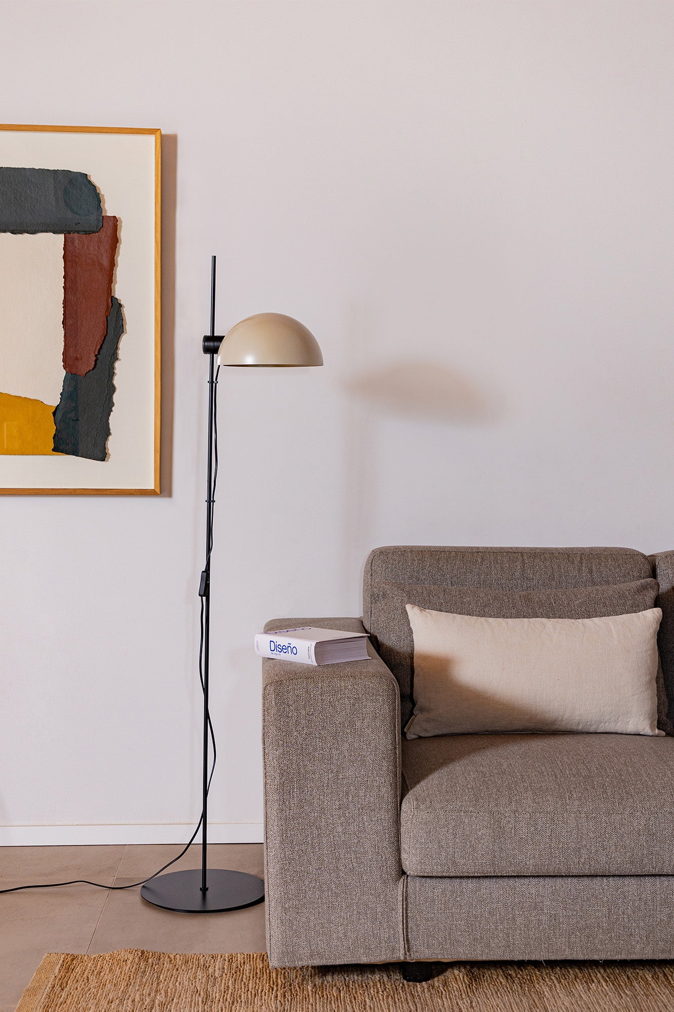 Lámpara de pie Dominica fabricada en acero color beige, ideal para iluminar tu hogar