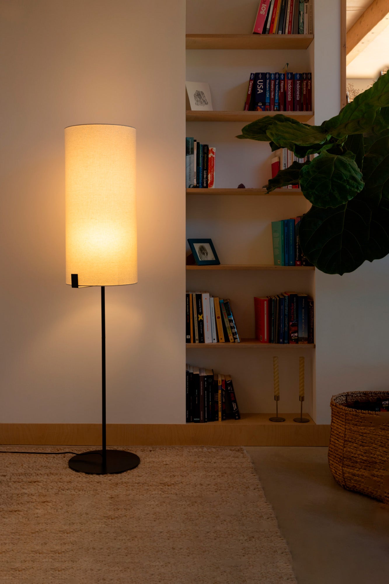 Lámpara de pie NILA fabricada en acero color negro mate con pantalla textil blanco roto