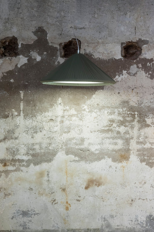 Lámpara Saigon fabricada en textil color verde oliva, ideal para iluminar tu hogar
