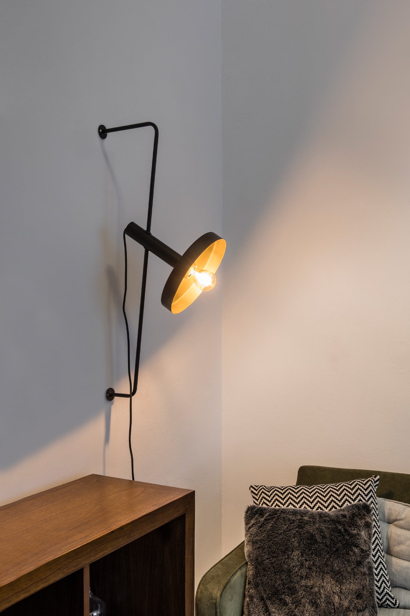 Aplique WHIZZ fabricado en Acero color Negro y Oro para iluminación interior