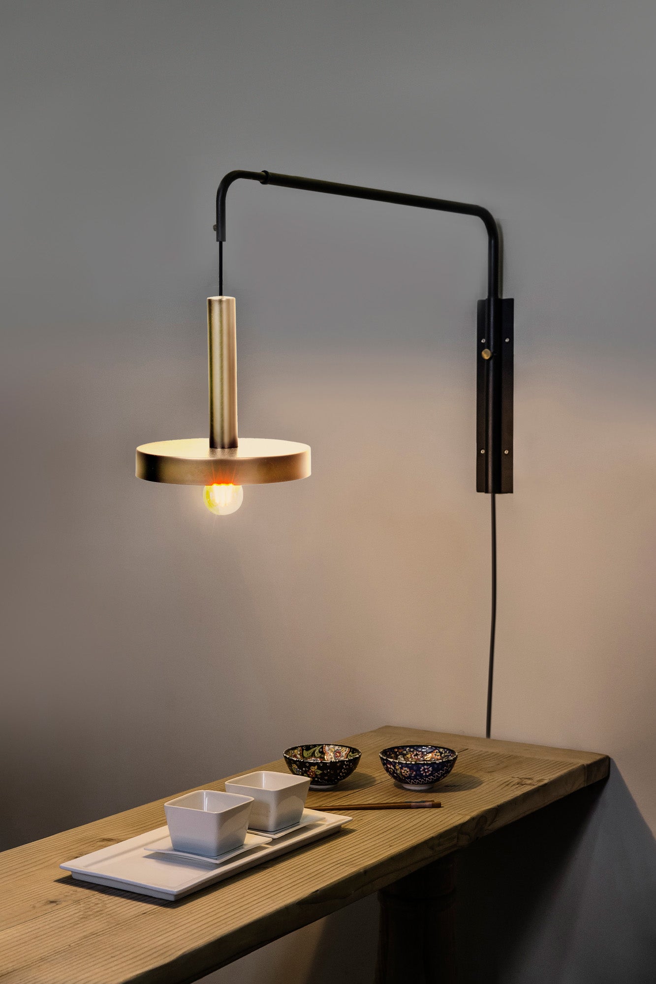 Aplique WHIZZ fabricado en Acero color Oro Satinado