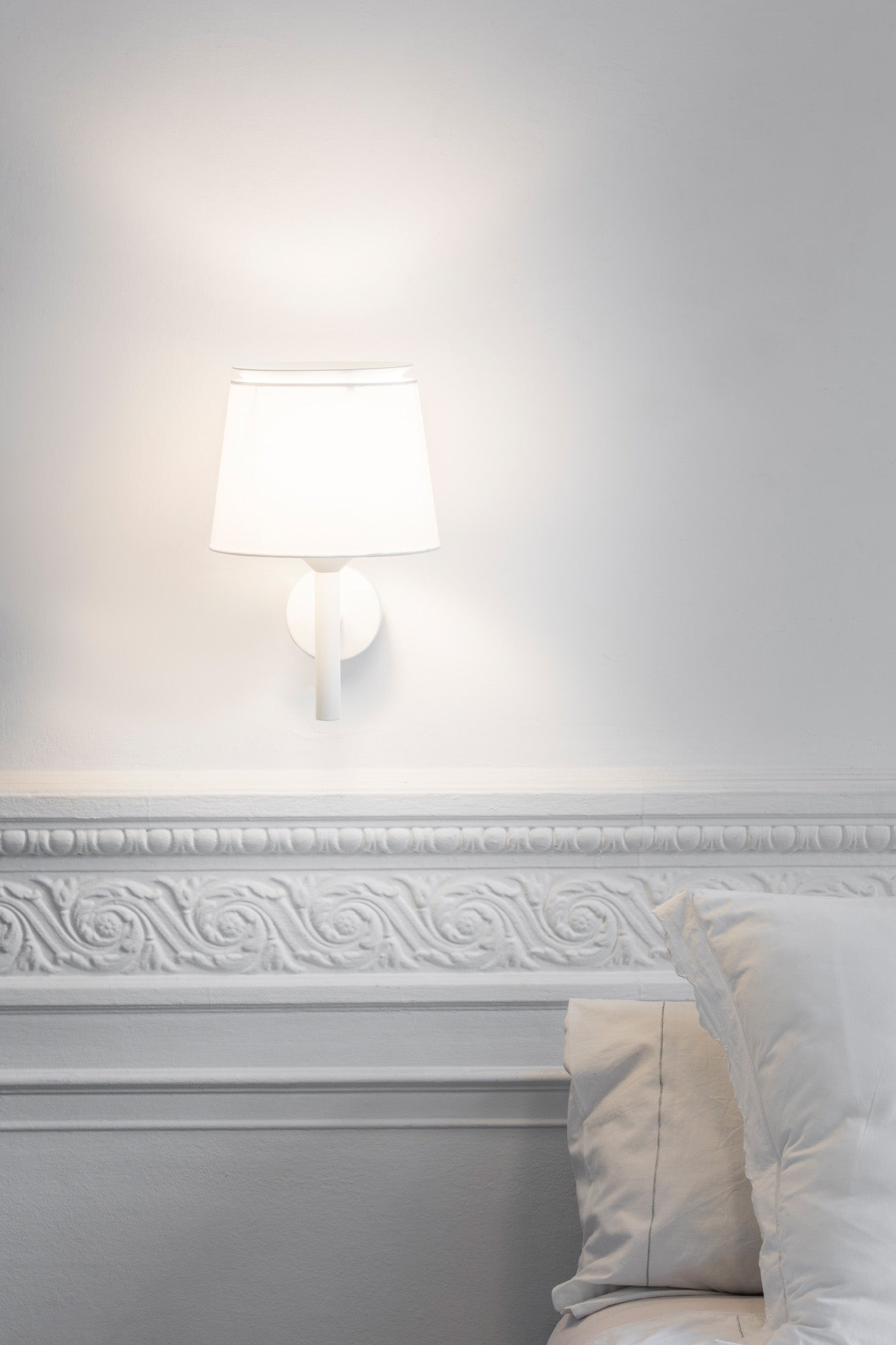 Savoy fabricado en Acero color Blanco Mate, con pantalla Textil