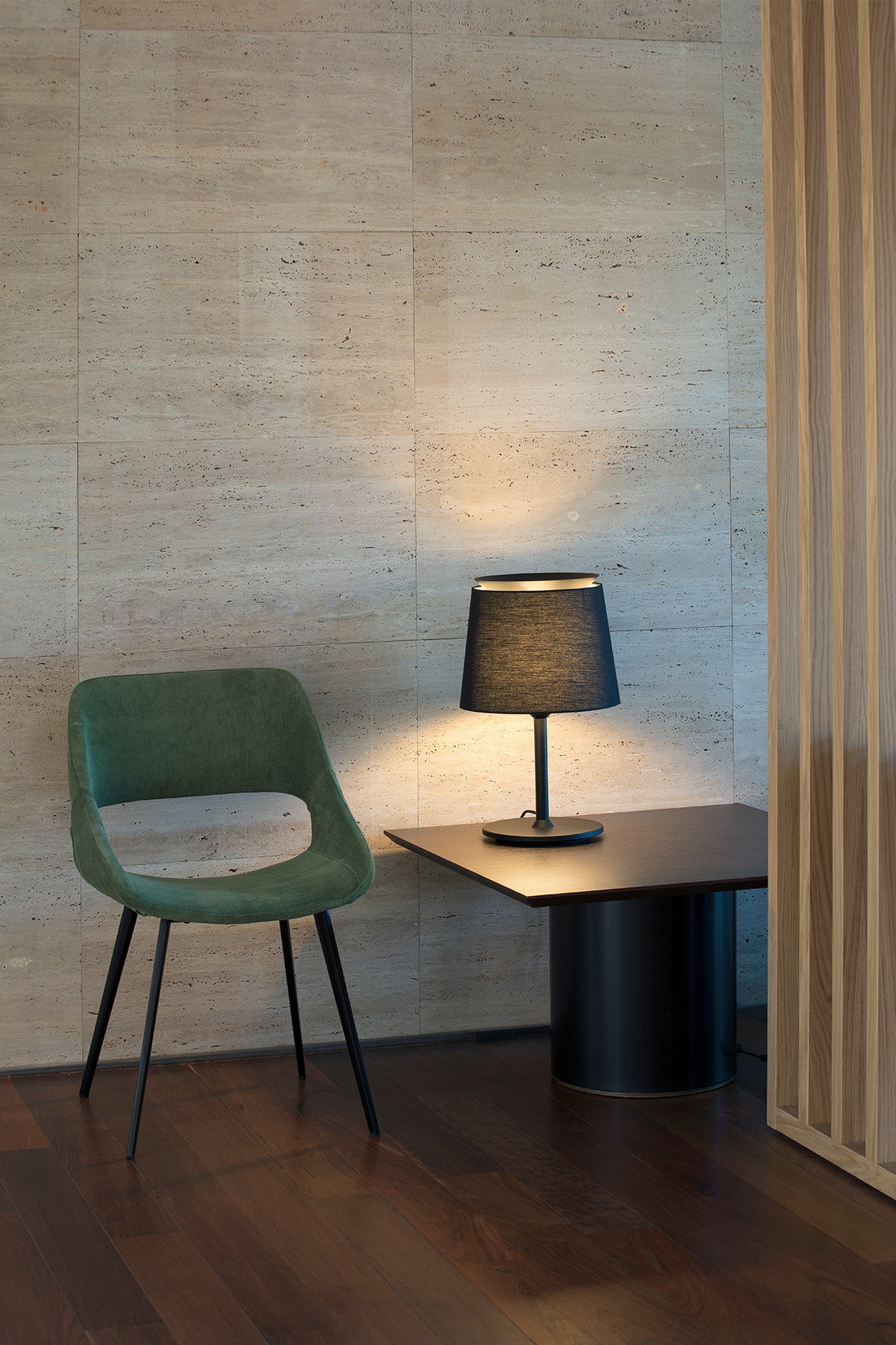 Lámpara SAVOY fabricada en Acero color Negro Mate, ideal para iluminación ambiental