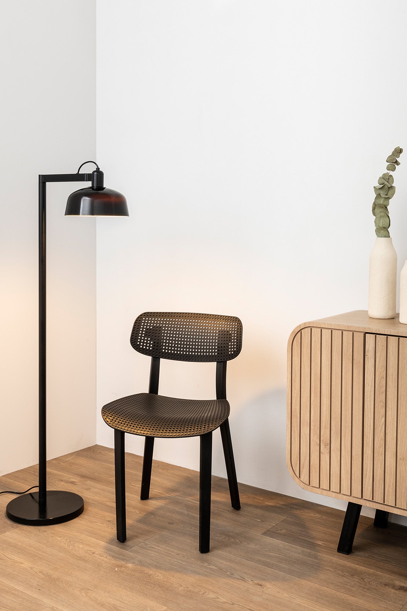 Lámpara Tatawin fabricada en Acero color Negro, ideal para iluminar tu salón
