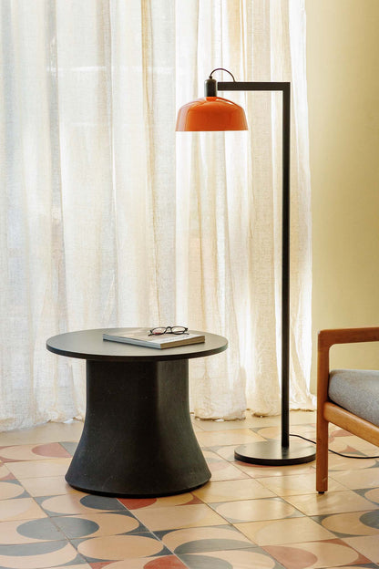 Lámpara Tatawin fabricada en acero color negro y naranja rojizo, ideal para iluminar tu salón