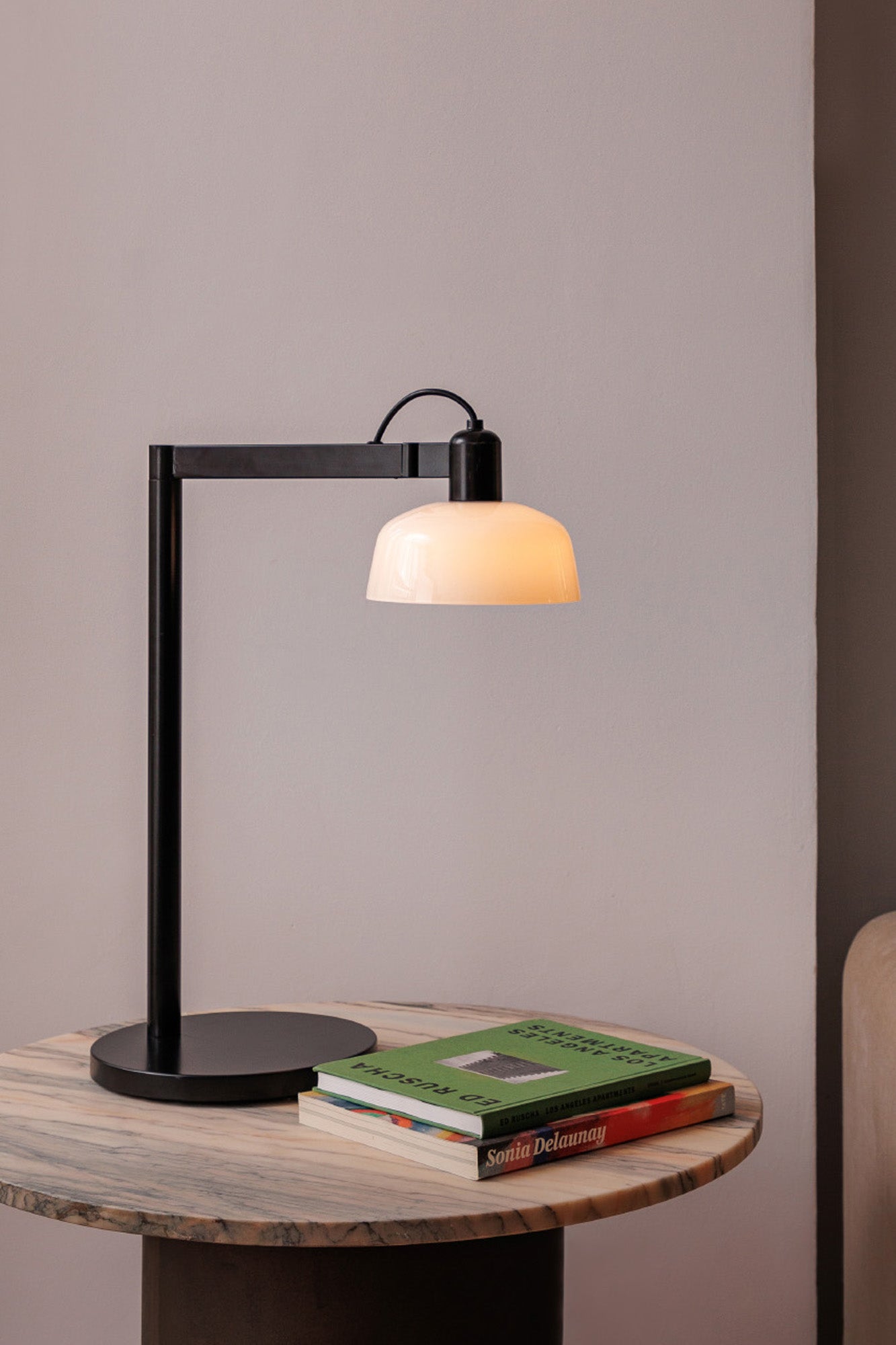 Lámpara TATAWIN fabricada en acero color negro satinado con pantalla de cristal opal