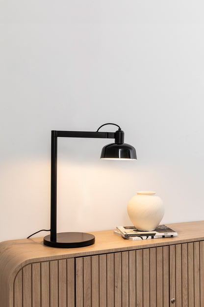 Lámpara TATAWIN fabricada en acero color negro, ideal para escritorio