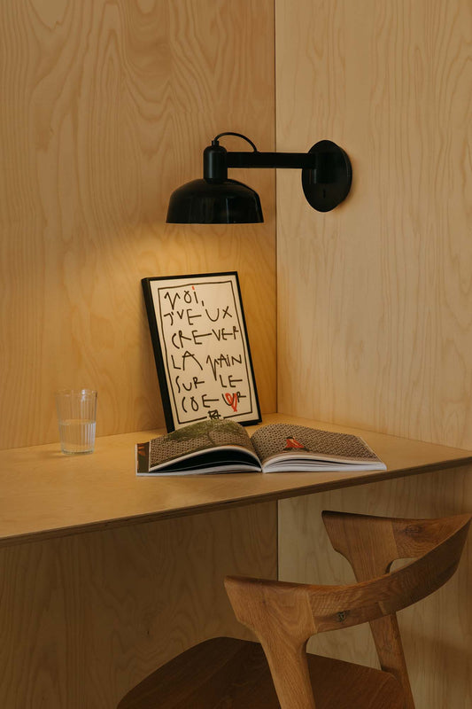 Lámpara Tatawin fabricada en acero color negro, ideal para iluminación interior