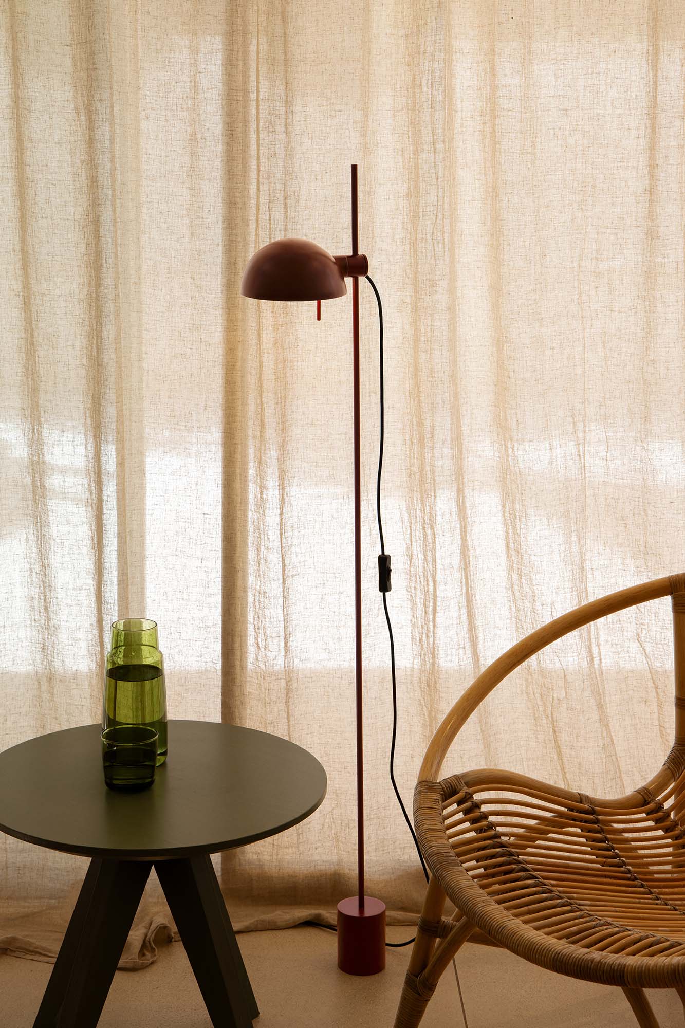 Lámpara Matilda fabricada en acero color granate para iluminación interior