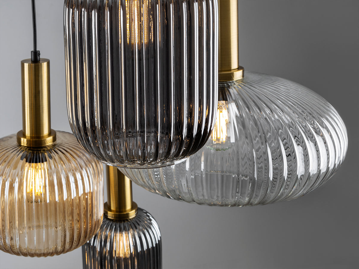 Lámpara Colgante Norma 4 Luces Negro y Latón con Tulipas de Cristal Schuller en ambiente decorado | Schuller