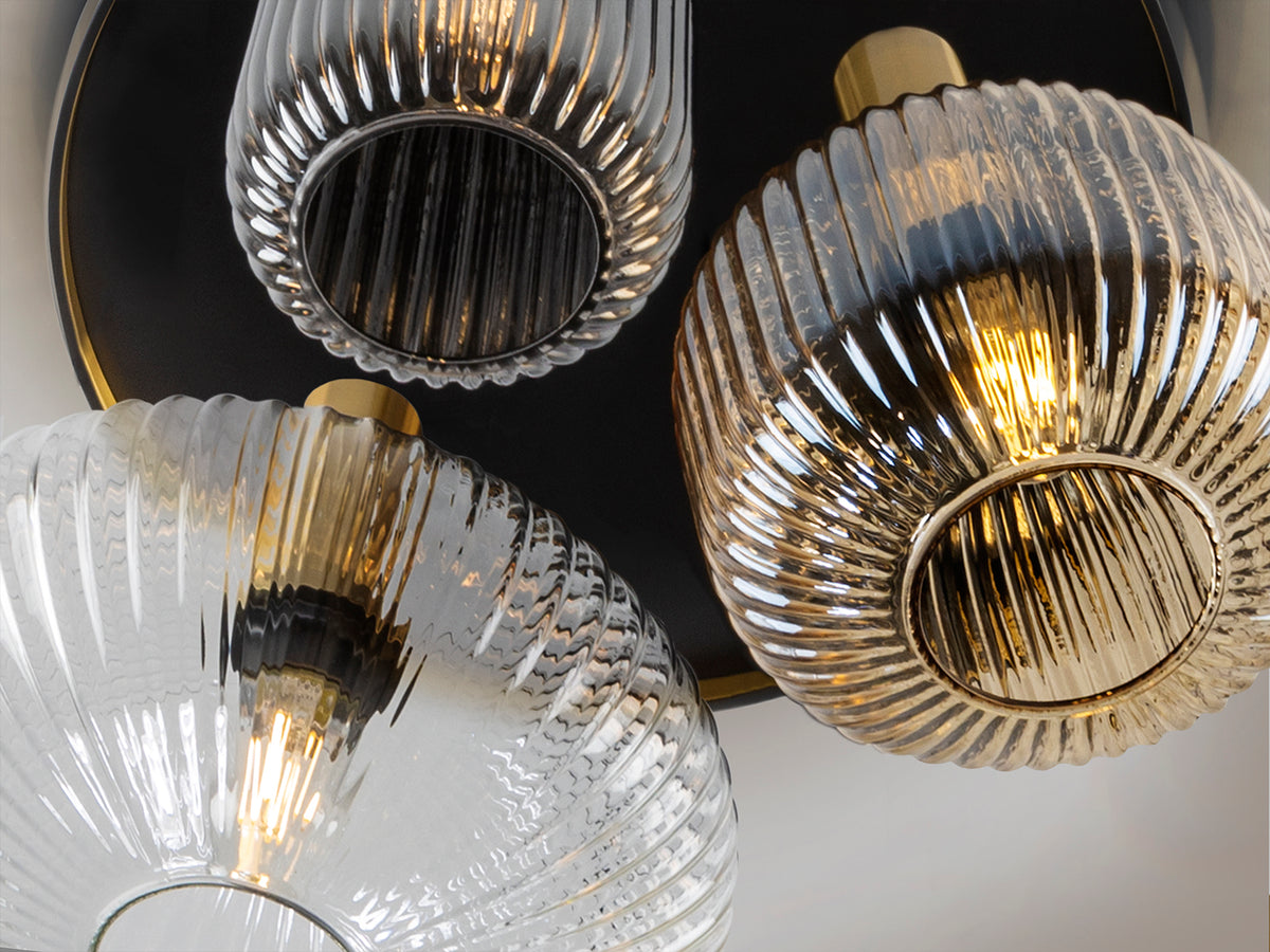 Plafón de Techo Norma 3 Luces Negro y Latón con Cristal Schuller en ambiente decorado | Schuller