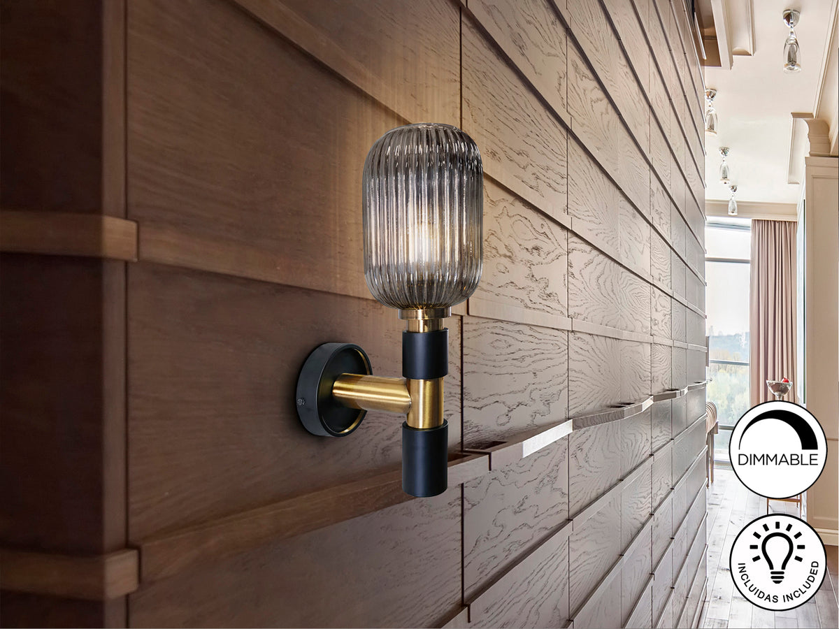 Aplique de Pared Norma 1 Luz Negro y Latón con Cristal Smoke Schuller en ambiente decorado | Schuller