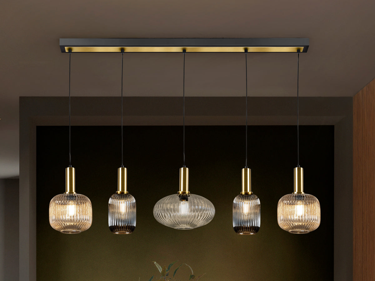 Lámpara Colgante Lineal Norma 5 Luces Negro y Latón Schuller en ambiente decorado | Schuller