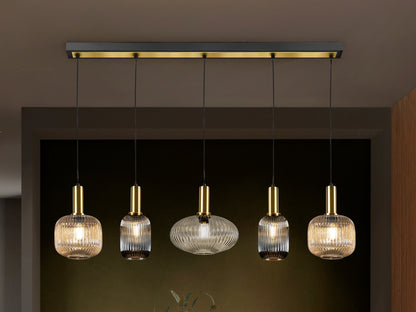 Lámpara Colgante Lineal Norma 5 Luces Negro y Latón Schuller en ambiente decorado | Schuller