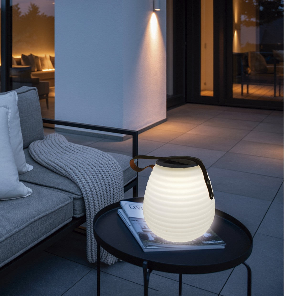 Lámpara sobremesa solar Carter en ambiente de terraza exterior