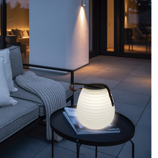 Lámpara sobremesa solar Carter en ambiente de terraza exterior