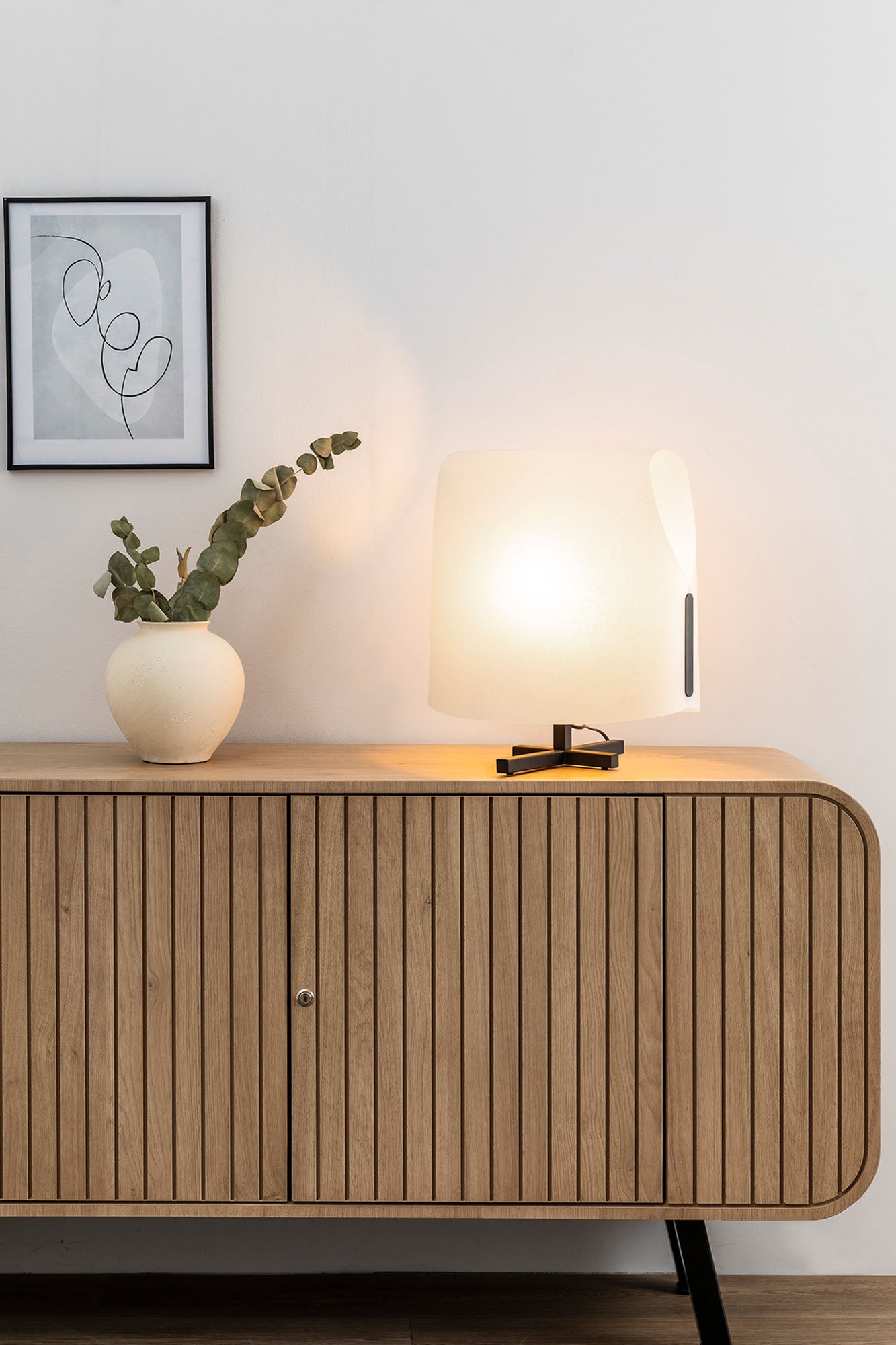 Lámpara LUANG M fabricada en Acero color Negro con pantalla de Pergamino Beige