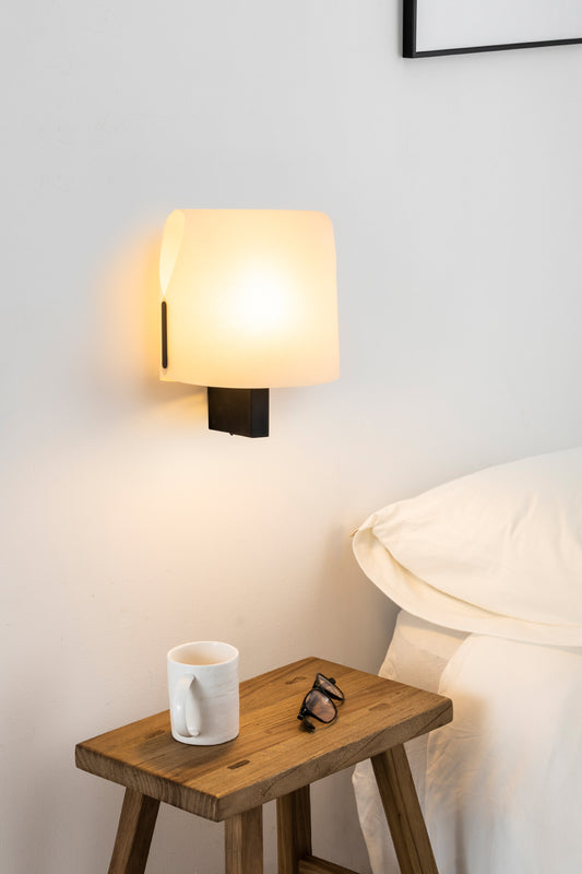 Aplique LUANG fabricado en acero color negro con pantalla de pergamino beige