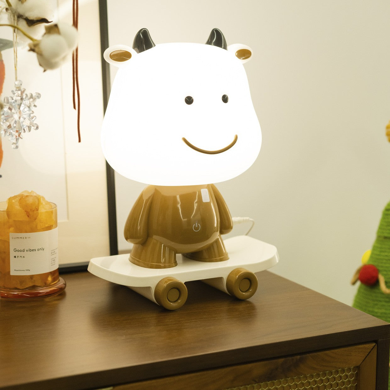 Detalle del diseño en acrílico de la lámpara sobremesa vaca marrón ALEMAR - Vista lateral