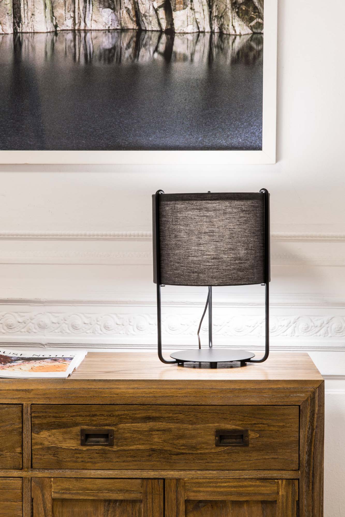 Lámpara DRUM fabricada en acero y textil color negro y gris oscuro