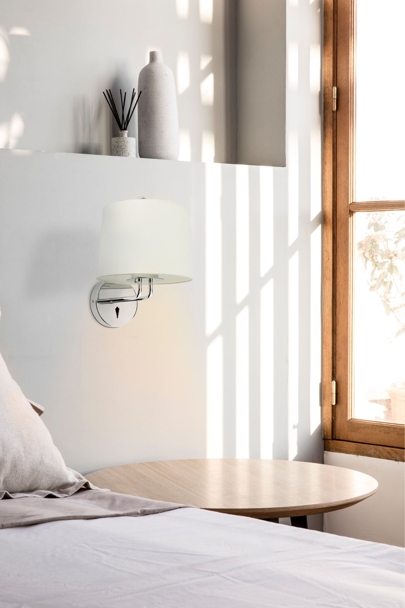 Aplique MONTREAL fabricado en acero color cromo con pantalla textil blanca