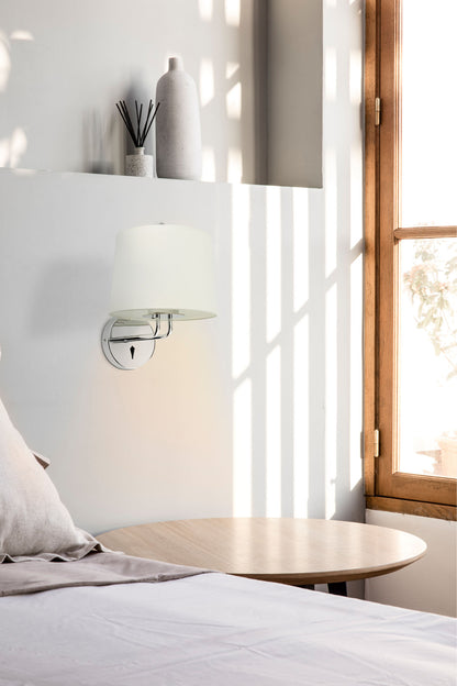 Aplique MONTREAL fabricado en acero color cromo con pantalla textil blanca