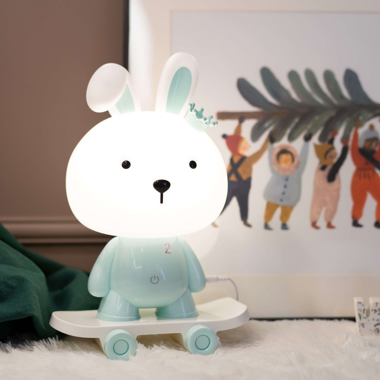 Lámpara Maskota Conejo Azul instalada en mesita de noche infantil - Ambiente habitación