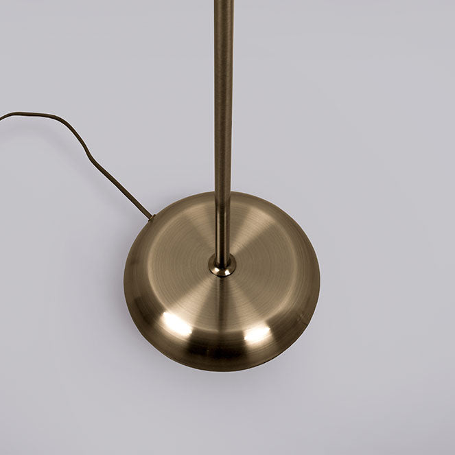 Lámpara de pie con diseño articulado que permite ajustar la dirección de la luz