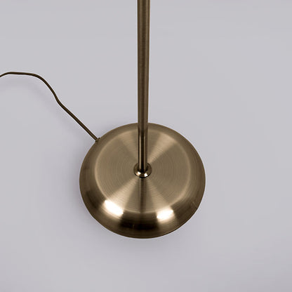 Lámpara de pie con diseño articulado que permite ajustar la dirección de la luz