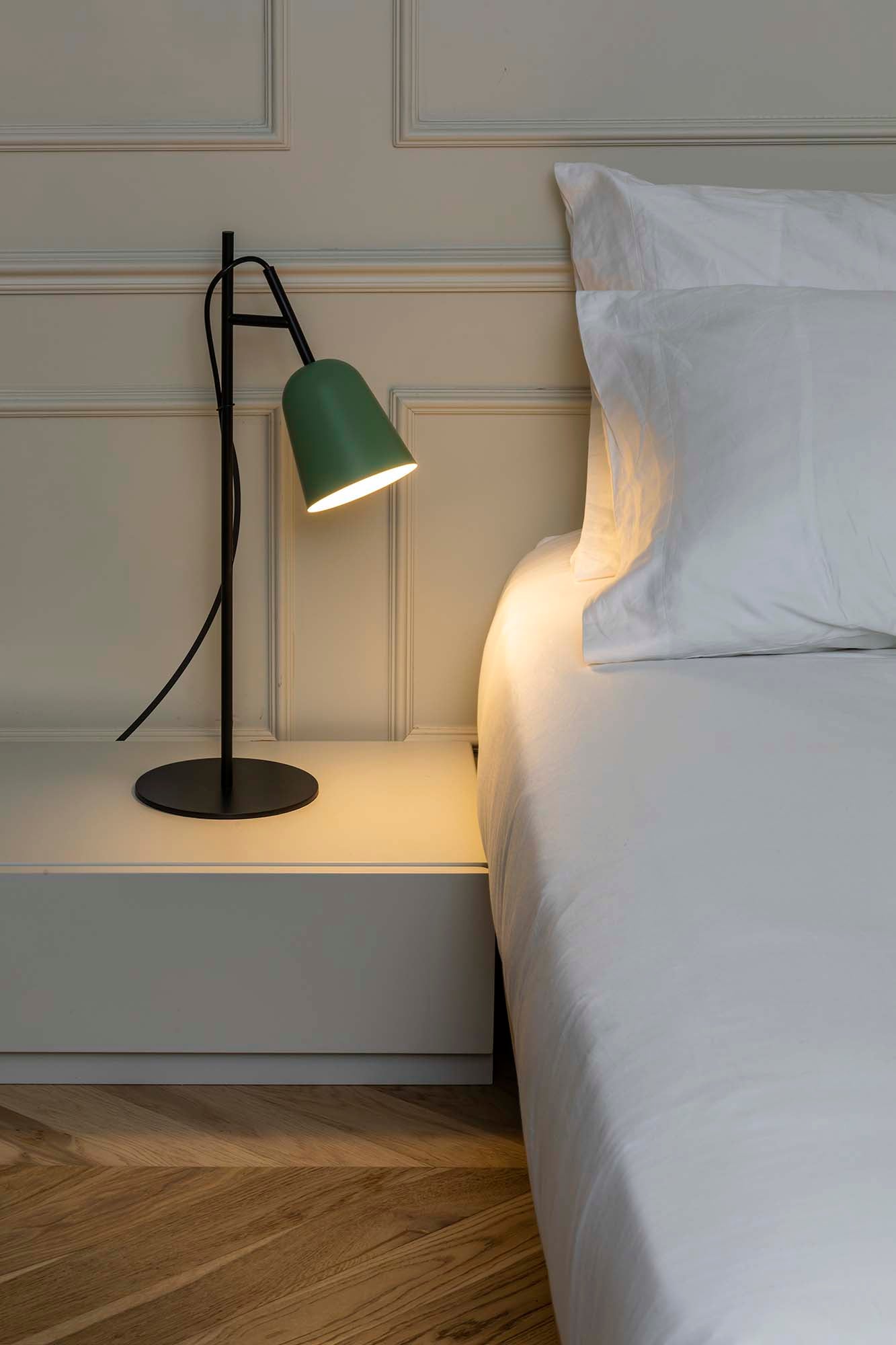 Lámpara STUDIO fabricada en acero color verde mate, ideal para iluminación de interiores