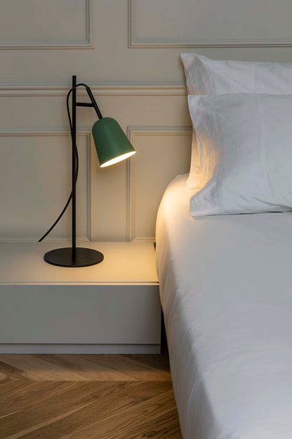 Lámpara STUDIO fabricada en acero color verde mate, ideal para iluminación de interiores