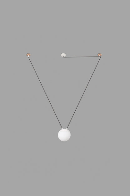 Lámpara colgante fabricada en aluminio color blanco mate, con difusor de cristal opal
