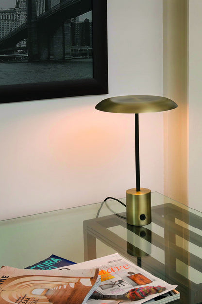 HOSHI fabricada en acero color oro satinado, lámpara de mesa
